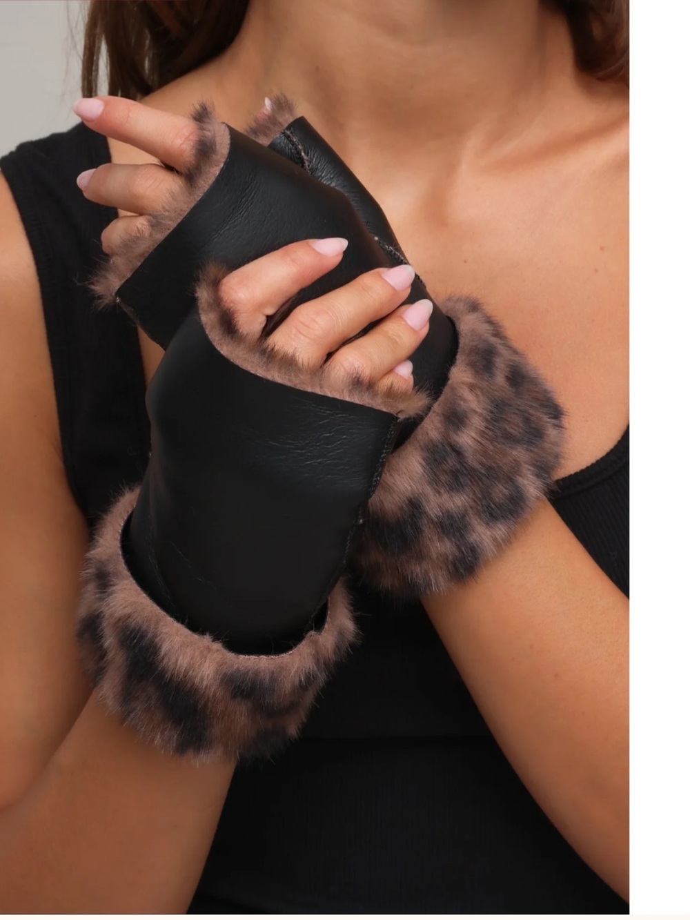 NWT JOCELYN Animal-Print Faux Fur
Fingerless Gloves